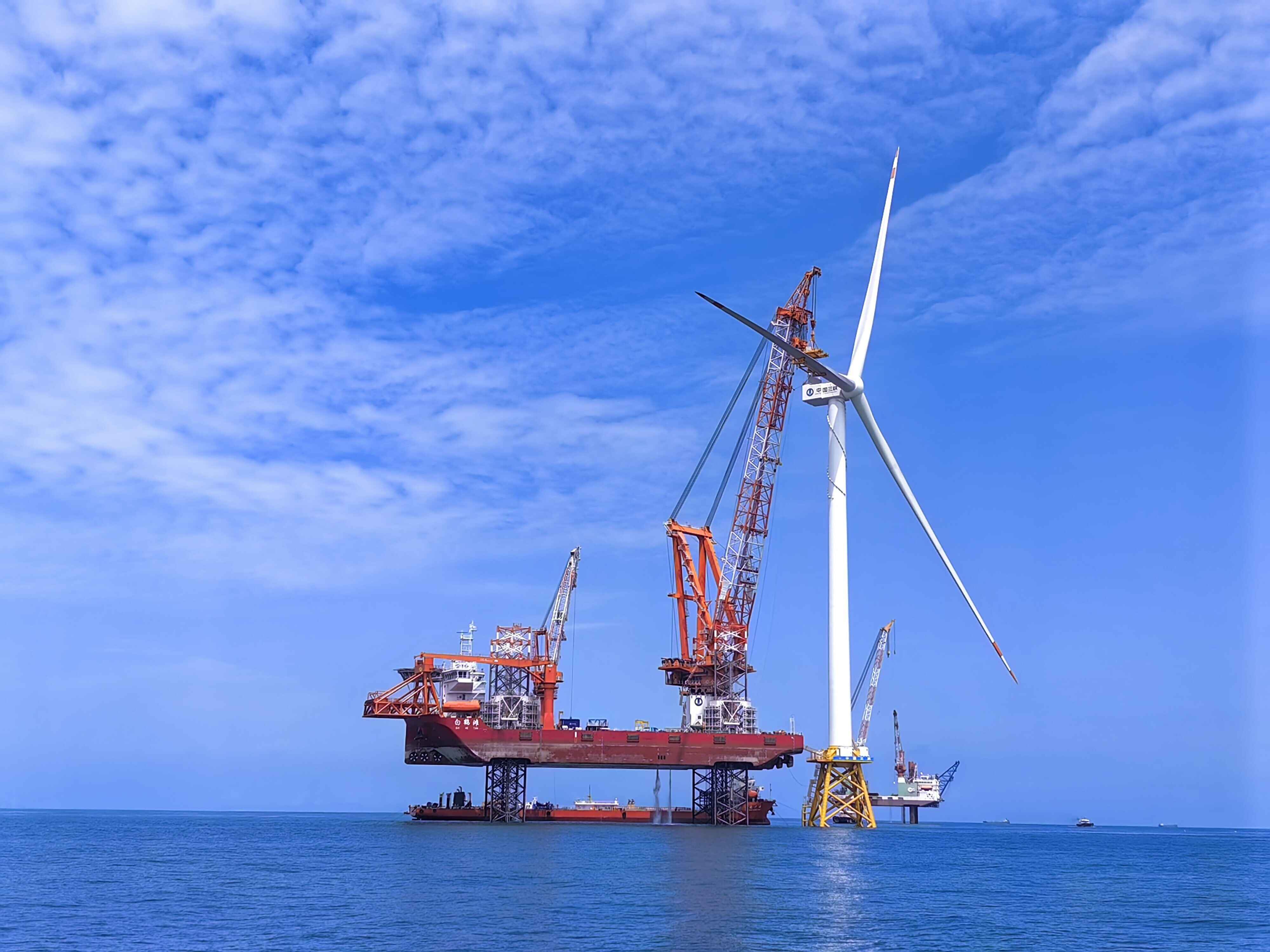 全球單機容量最大海上風電機組成功吊裝
